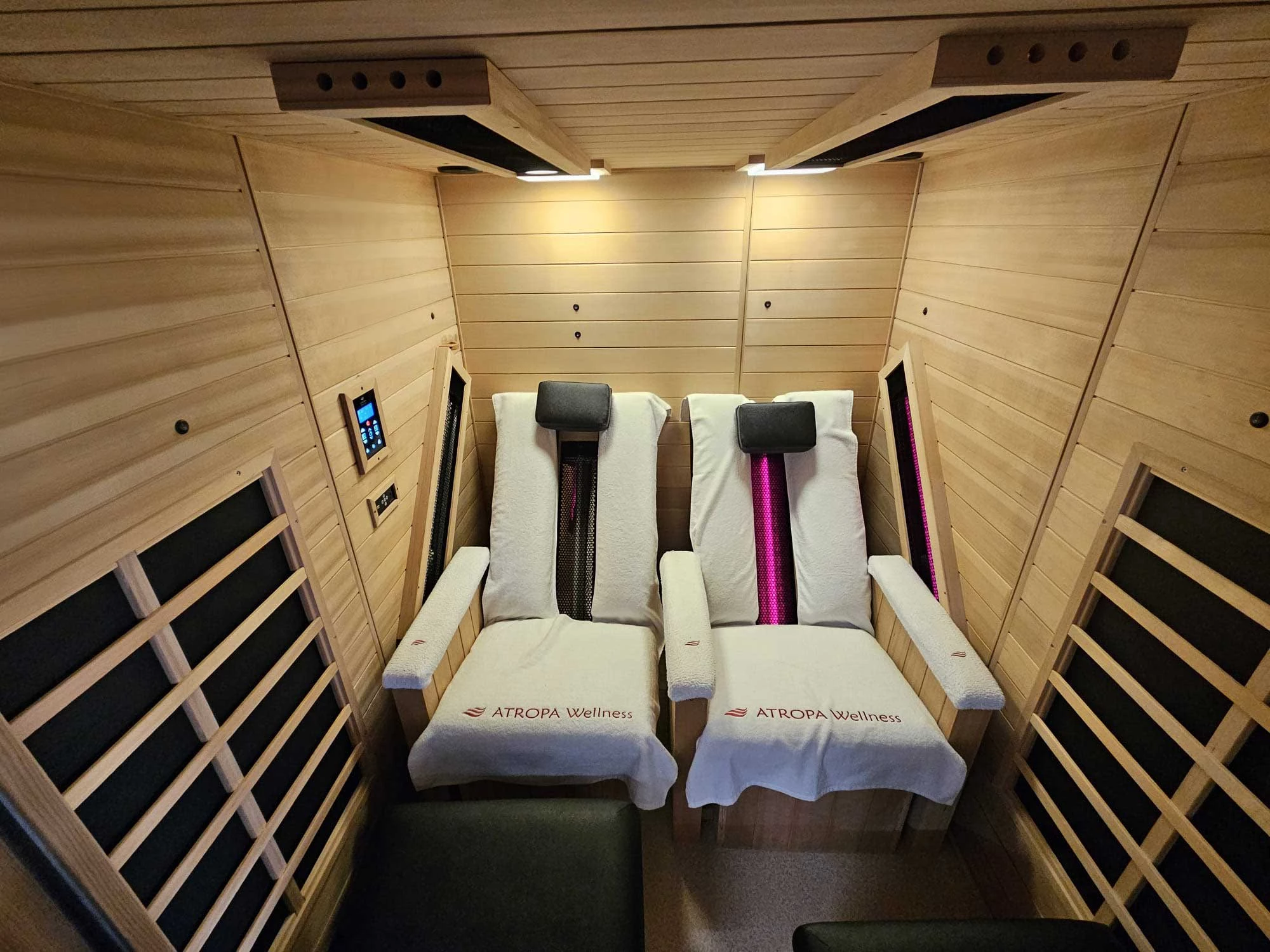 Ausstellungsstück ATR Relax 2 Deluxe aus Zedernholz Ausstellungsstück ATR Relax 2 Deluxe aus Zedernholz ATROPA Infrarotkabinen